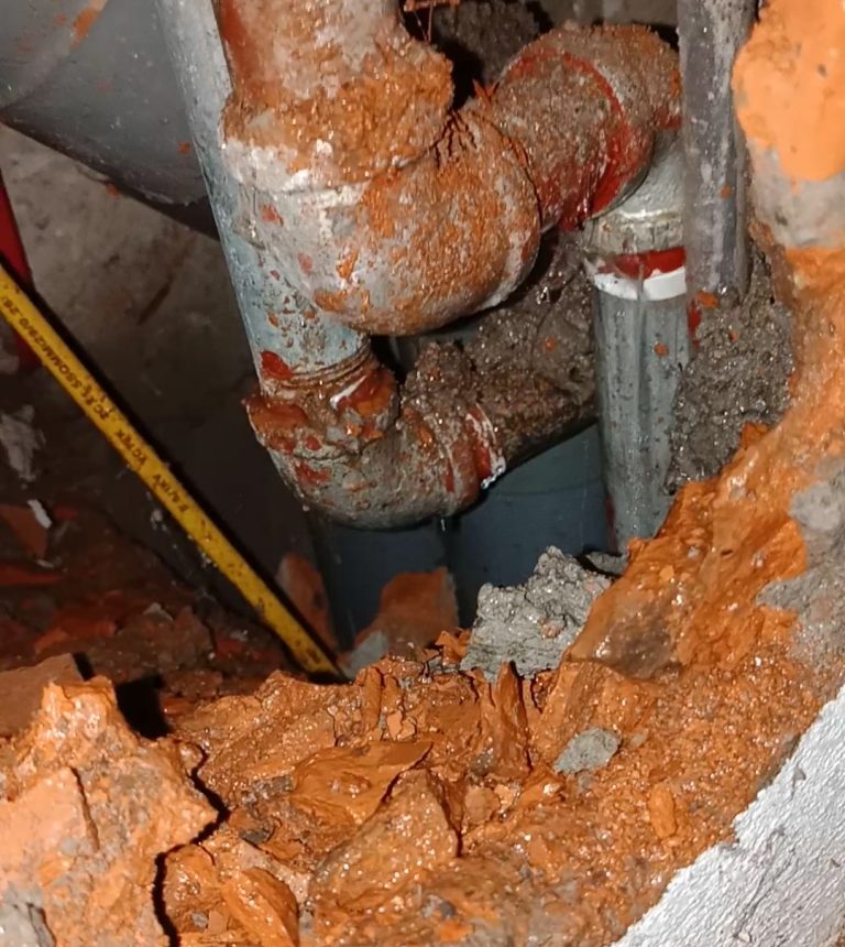 Thợ sửa đường ống nước bị rò rỉ ngầm tại Hải Phòng